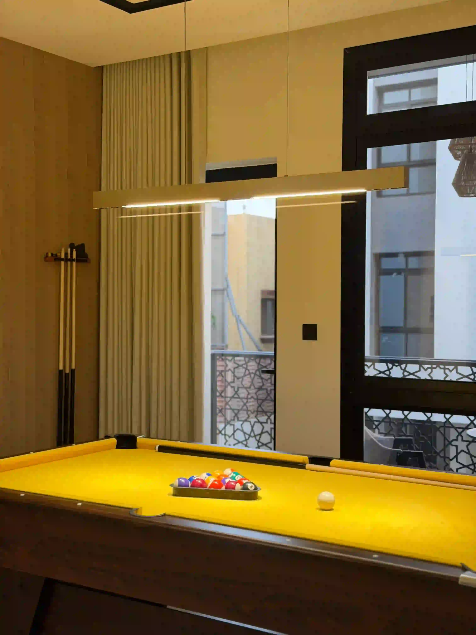 ترابيزة بلياردو بالغرفة